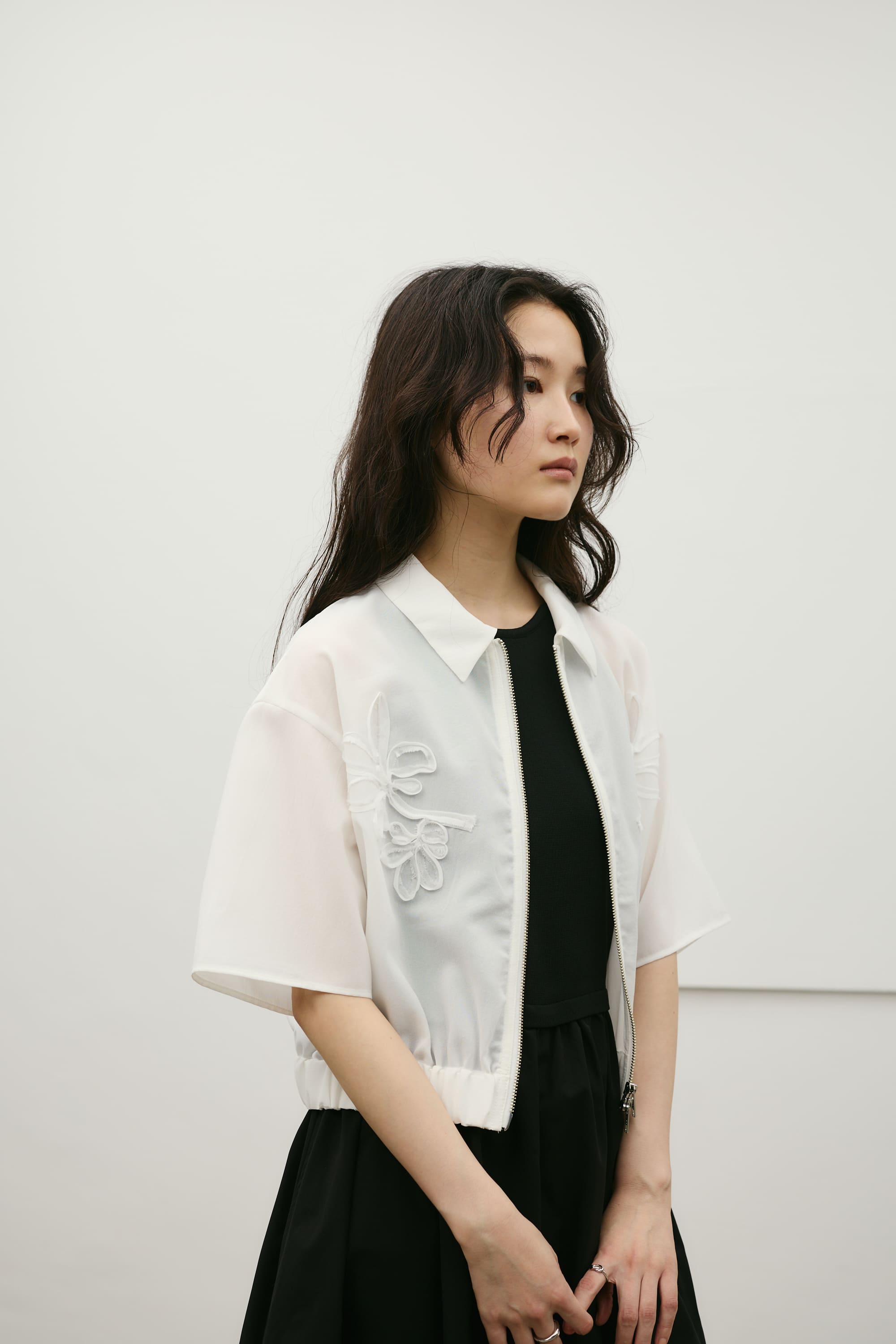 フラワーエンブロイダリージップシャツ WHT FREE