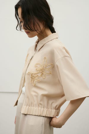 フラワーエンブロイダリージップシャツ