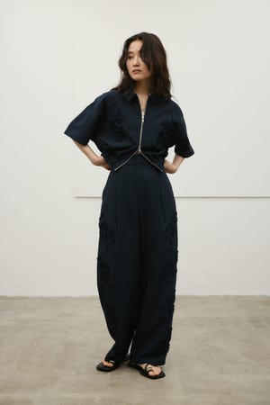 フラワーエンブロイダリージップシャツ