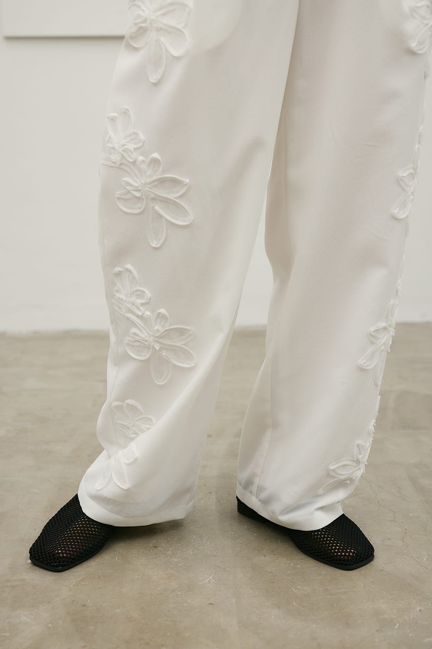 フラワーエンブロイダリータックパンツ WHT M