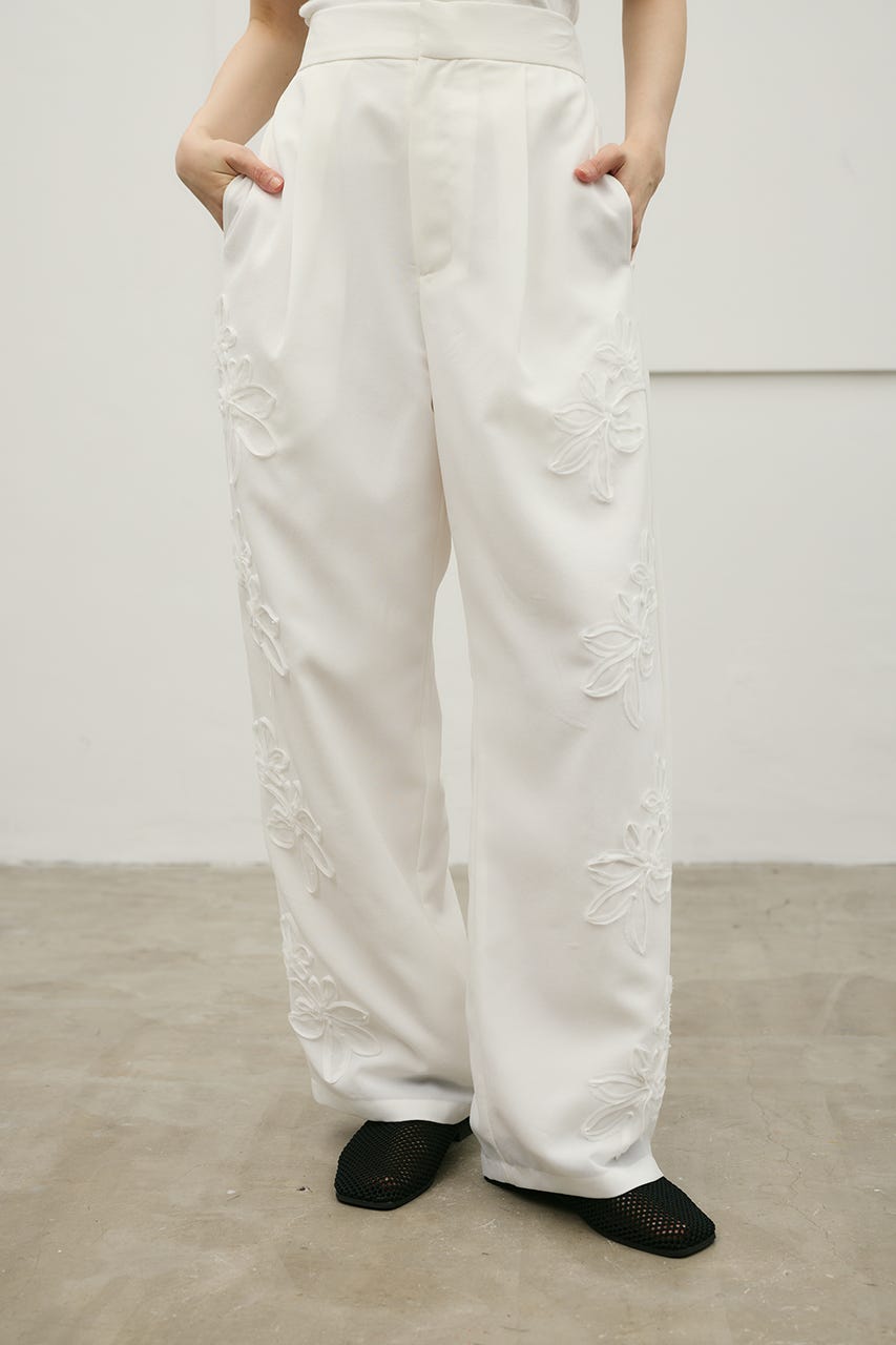 フラワーエンブロイダリータックパンツ WHT M