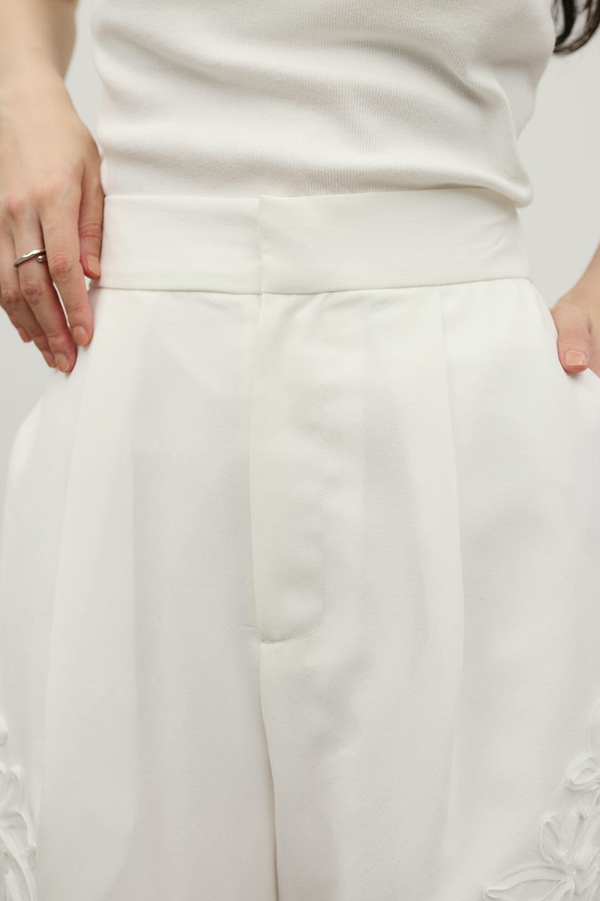 フラワーエンブロイダリータックパンツ WHT M