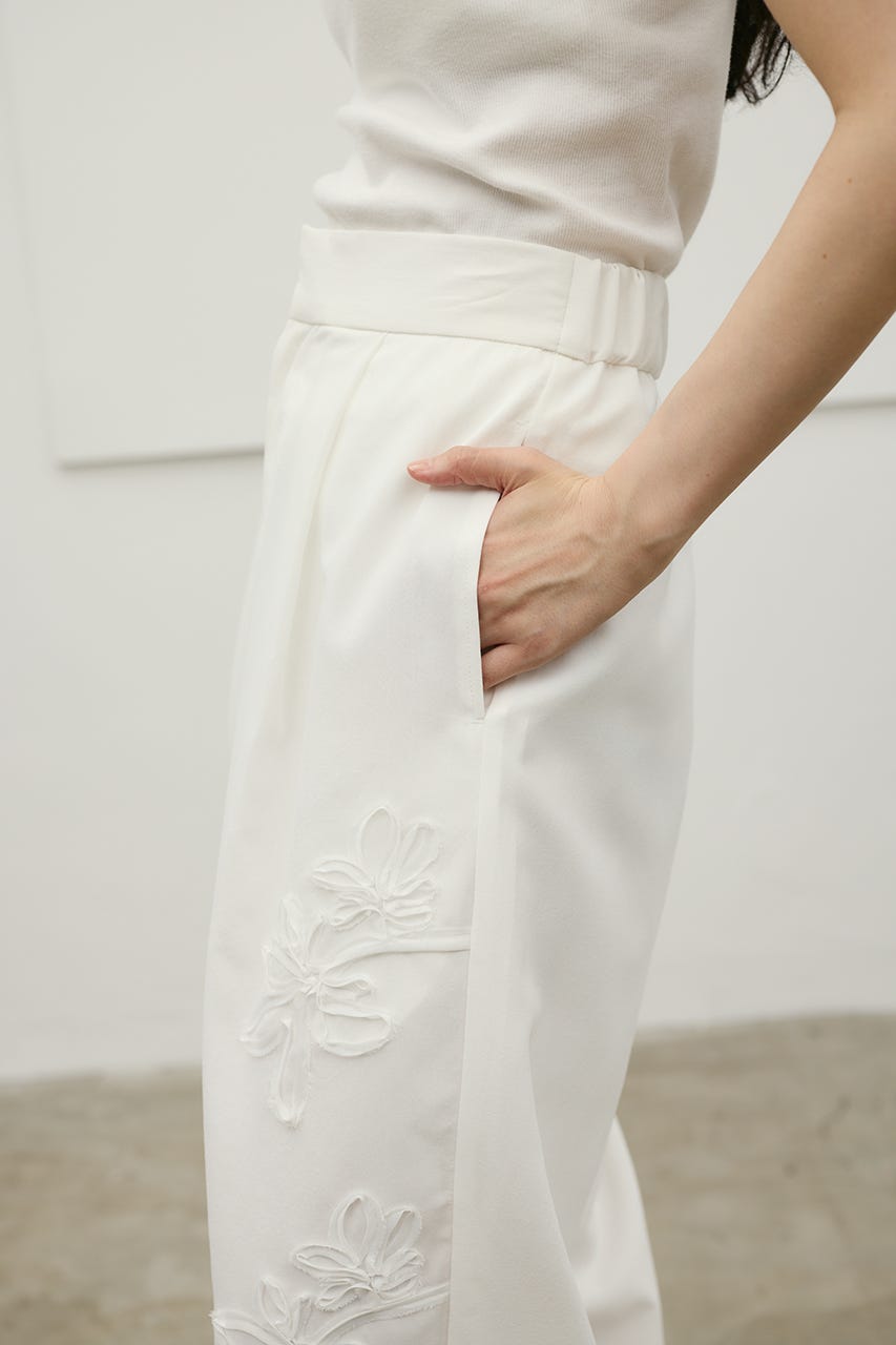 フラワーエンブロイダリータックパンツ WHT M