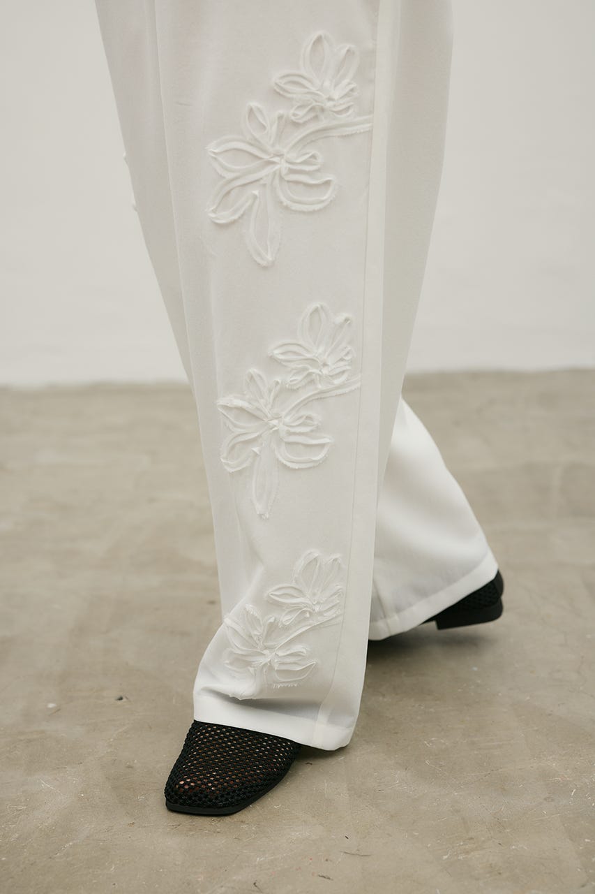 フラワーエンブロイダリータックパンツ WHT M