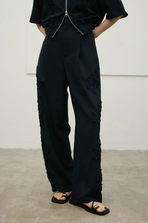 フラワーエンブロイダリータックパンツ