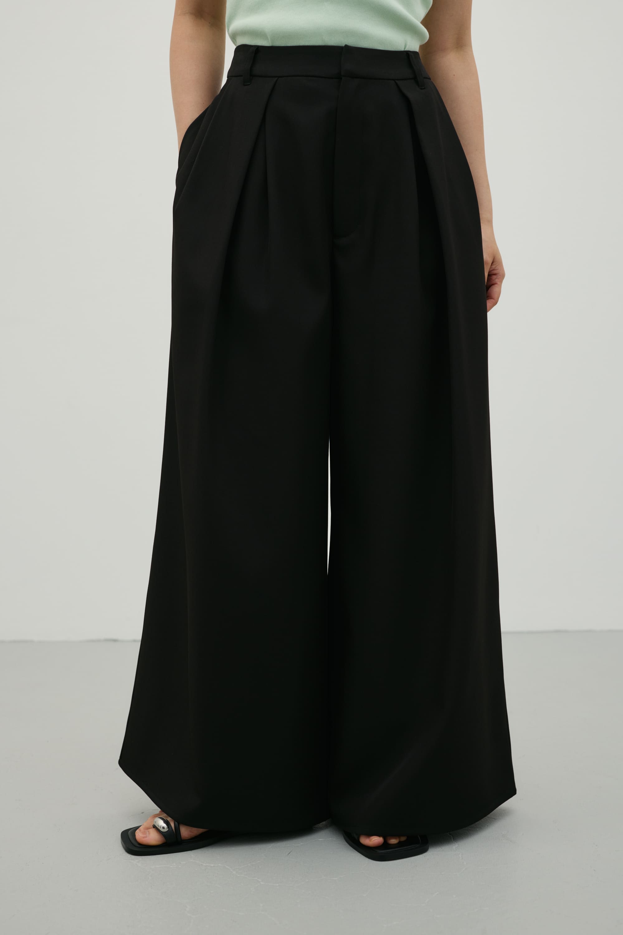 ローウエストタックワイドパンツ BLK S