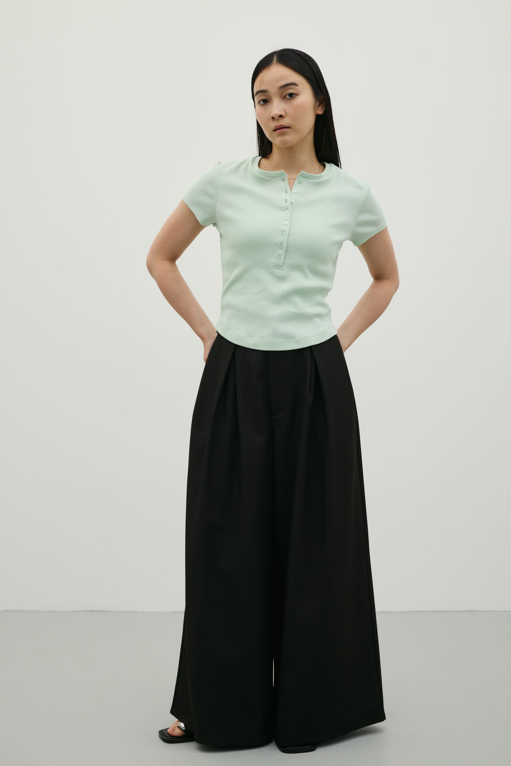 ローウエストタックワイドパンツ BLK S