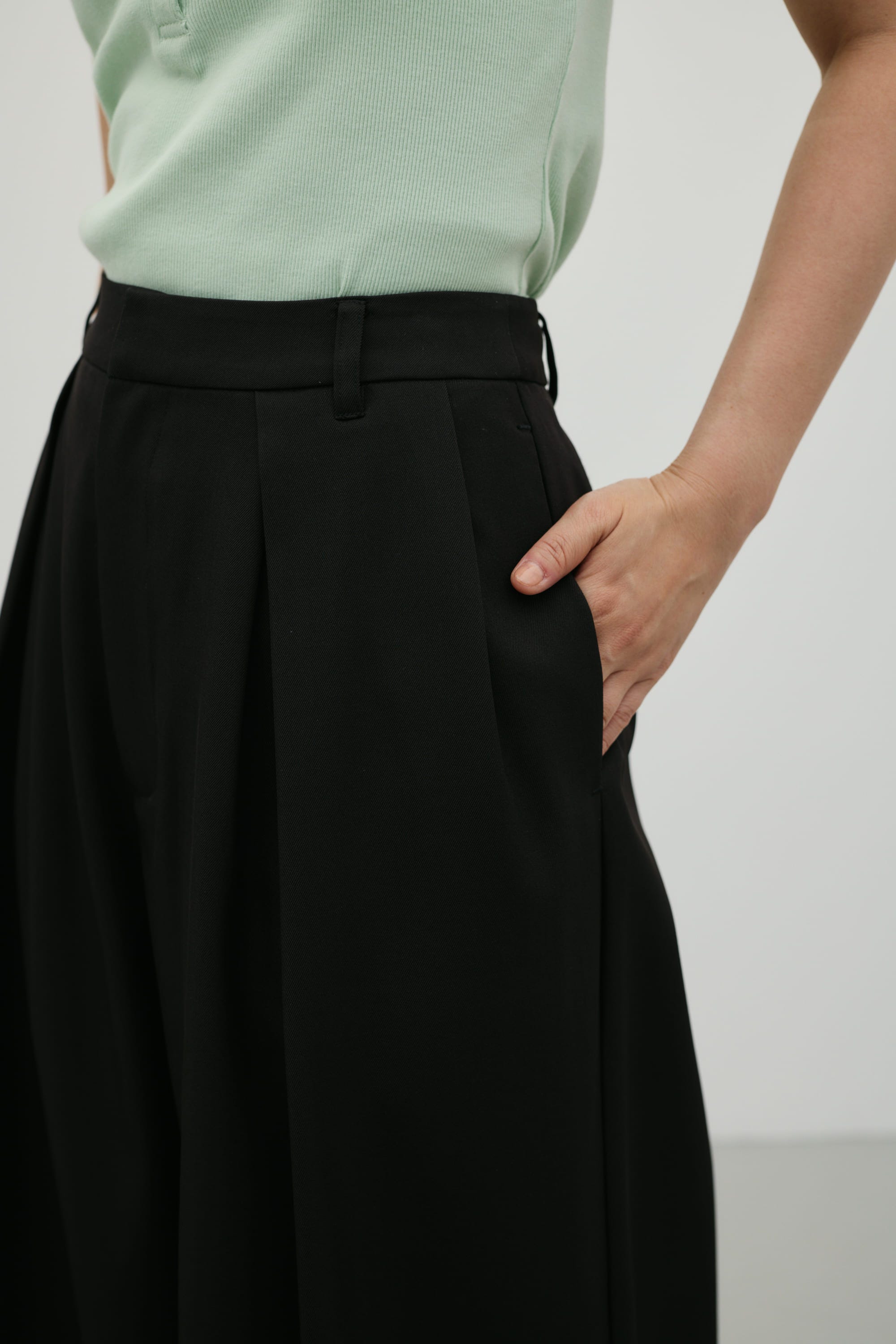 ローウエストタックワイドパンツ BLK S