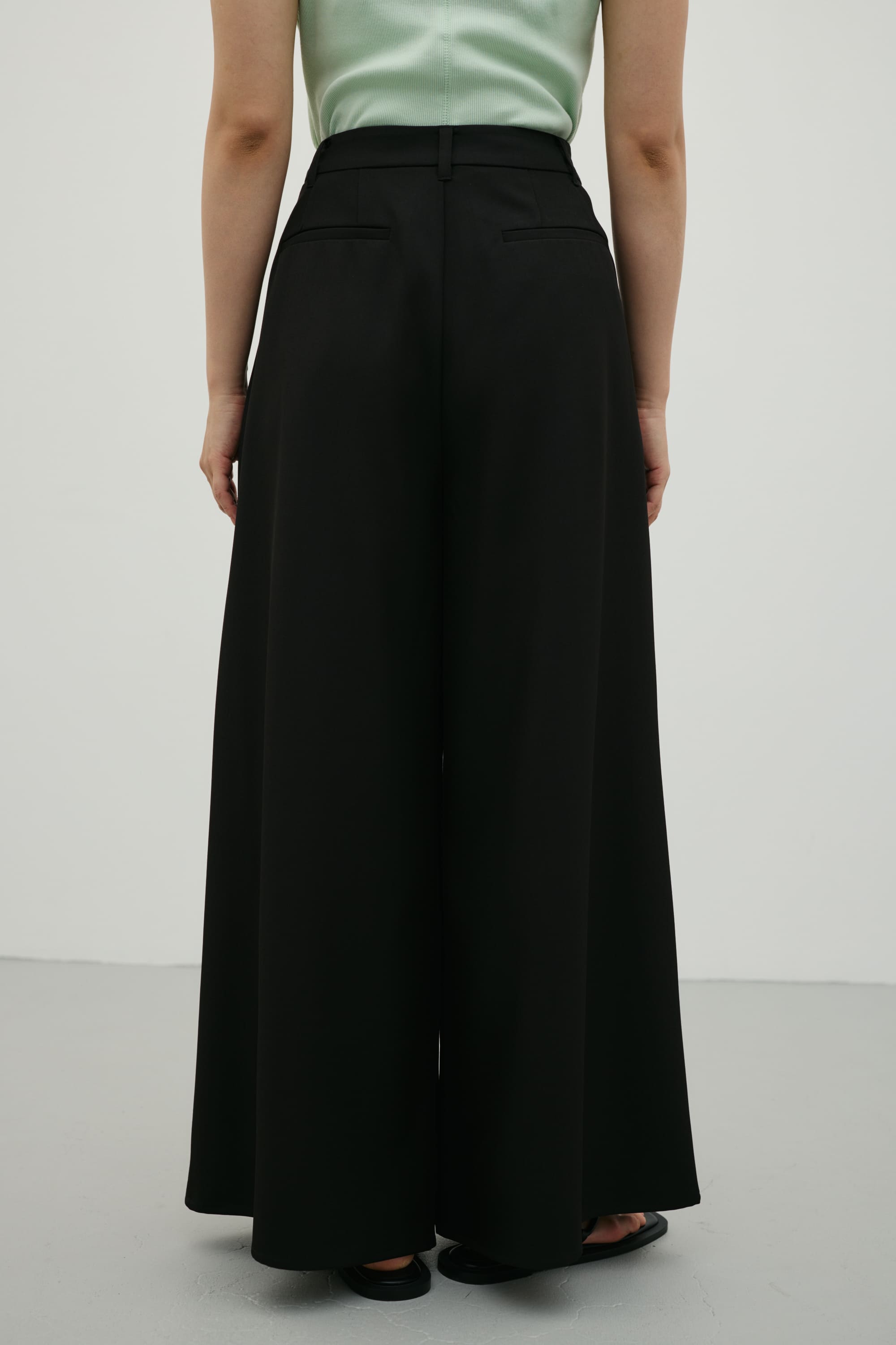 ローウエストタックワイドパンツ BLK S