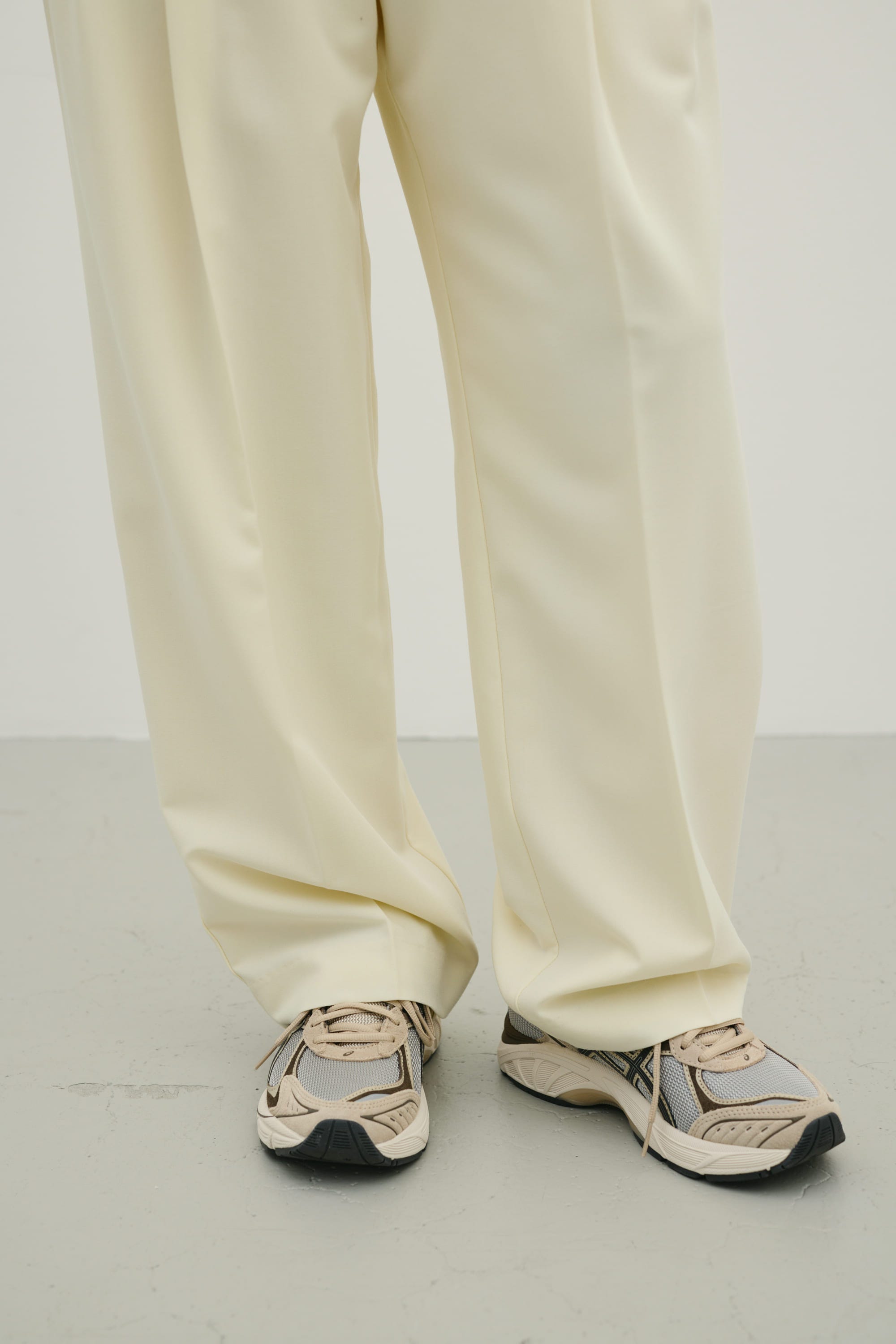 ベーシックツータックパンツ IVOY M