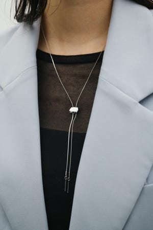 モチーフタイネックレス