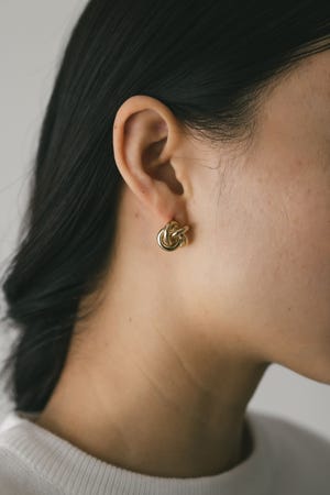 ノットモチーフピアス