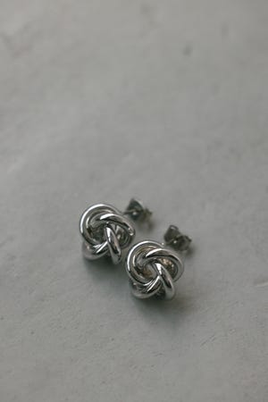 ノットモチーフピアス
