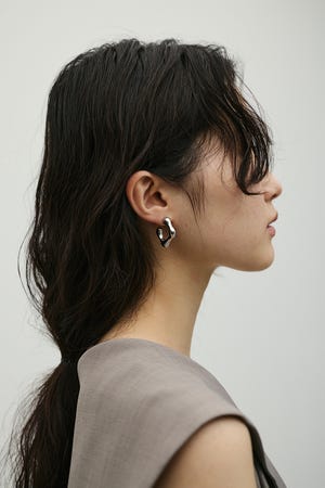 ウェーブラインスクエアピアス
