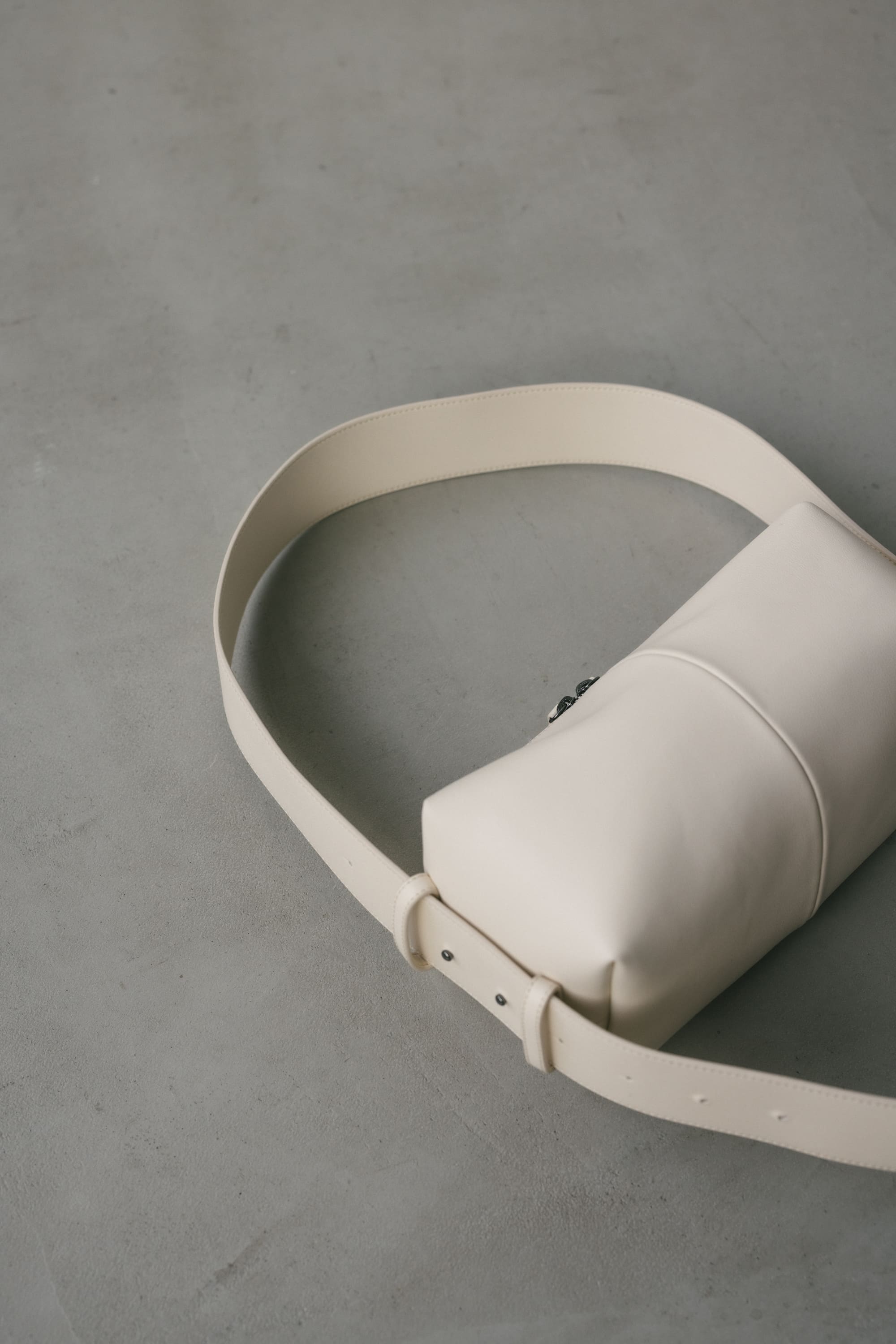 ワイドベルトスクエアバッグ WHT FREE