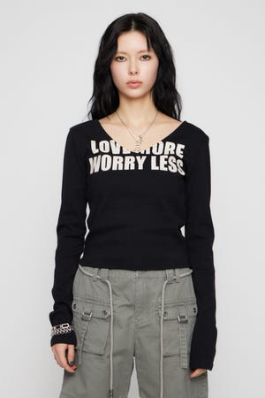 V NECK IMAPCT PRINT トップス