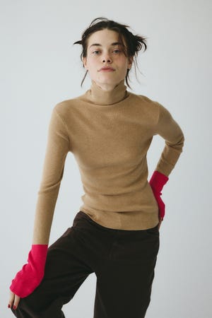 Bi color hem knit tops