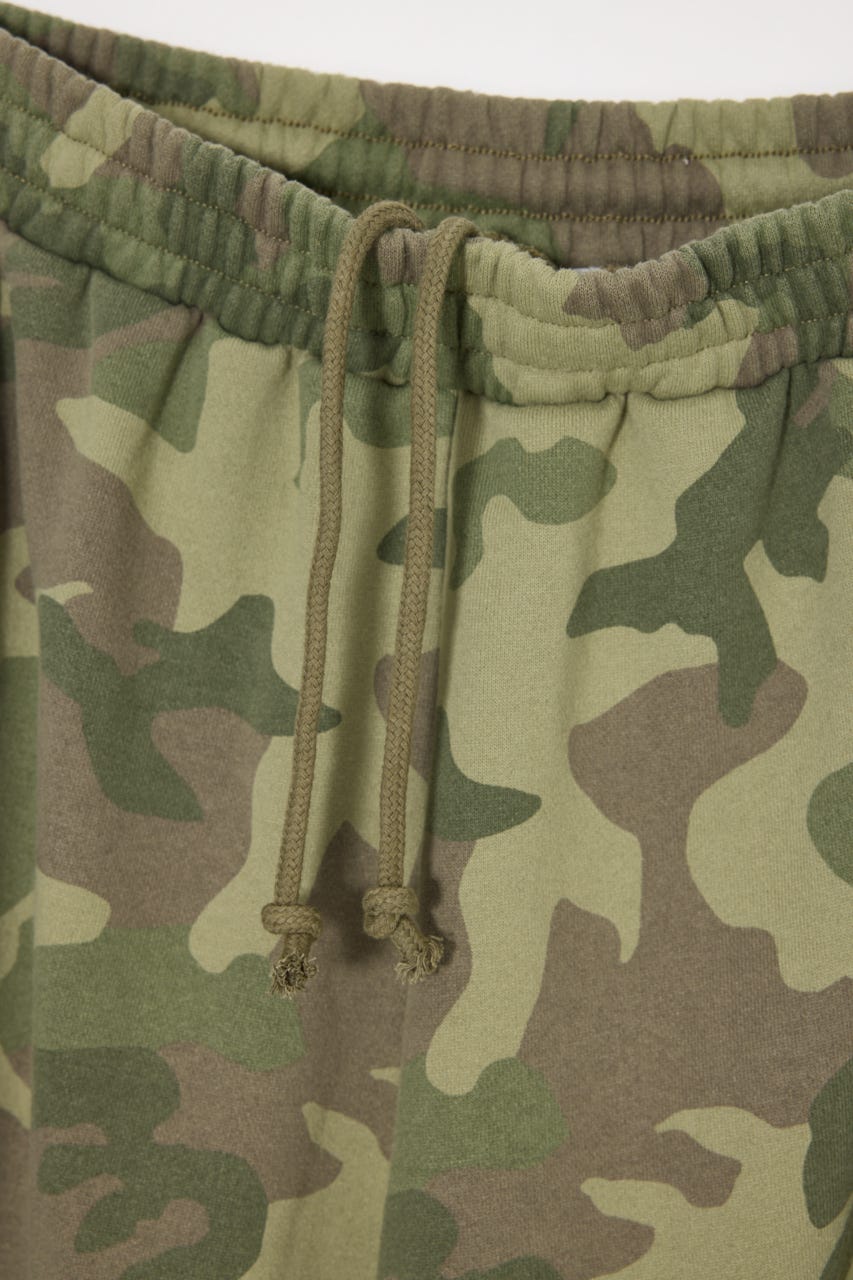 【WEB限定】CAMO CURVE LINE SWEAT パンツ 柄KHA 1