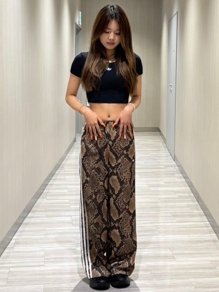 レディース サテン スネーク プリント ワイド レッグ トラックパンツ