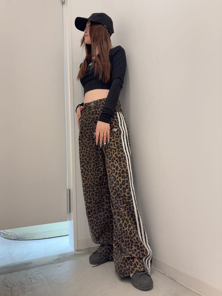 レディース エッセンシャルズ リブ クロップ 長袖Tシャツ ブラック