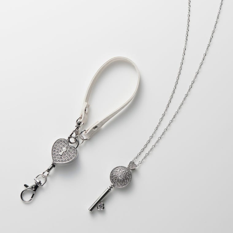 ❤️ゆきゃんちゃん専用商品❤️ JNクリスタルガラス幸福の鍵 ホイッスルペンダント&リールセット