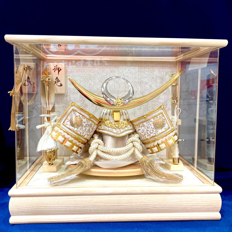 送料無料】 久月 兜ケース飾り「松葉打大鍬形二太刀」 56100K 五月人形