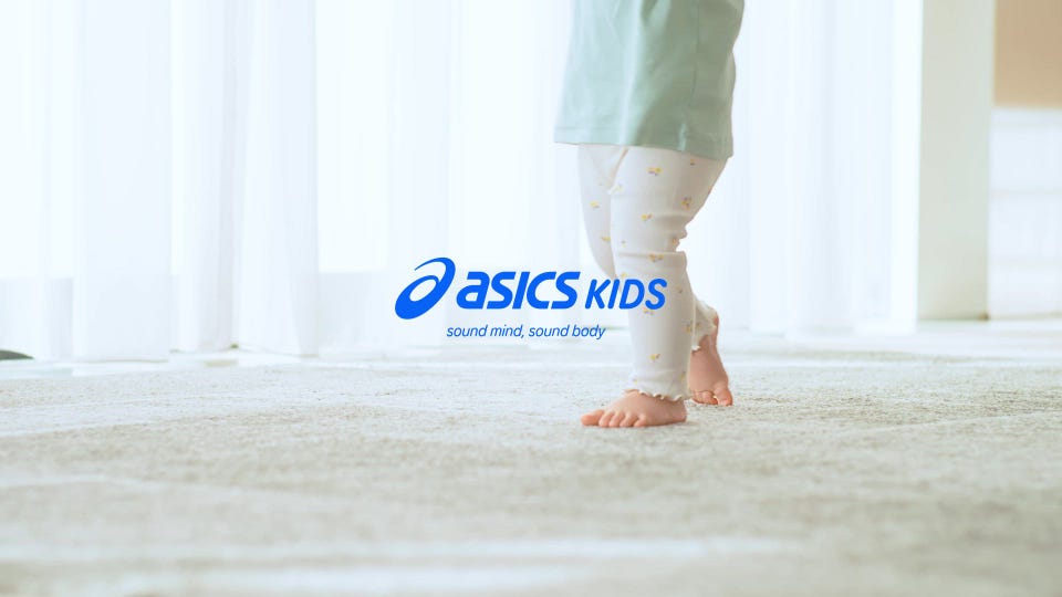1144A382(13.0cm ホワイト×ダークネイビー): ASICS SUKU2